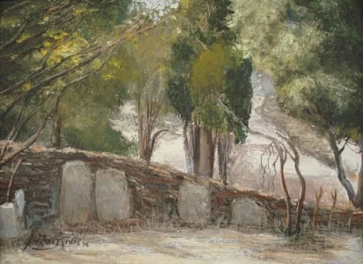 Ζωγραφικό τοπίο με πέτρινο τοίχο και δέντρα σε σκιερό μονοπάτι.