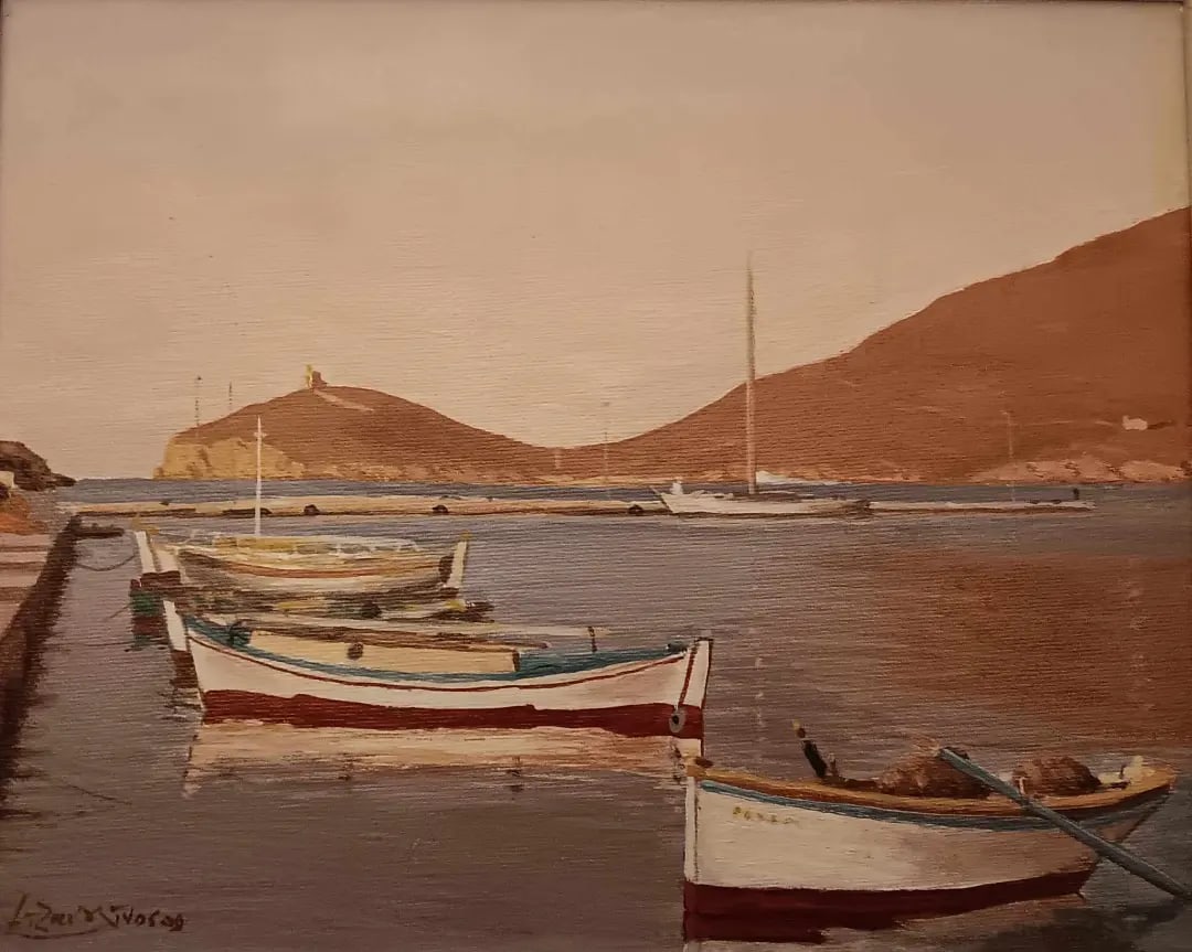 Ζωγραφικός πίνακας τριών μικρών βαρκών σε νησιωτικό όρμο.