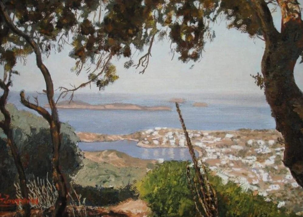 Ζωγραφικό τοπίο νησιωτικού οικισμού και θάλασσας ιδωμένων ανάμεσα σε δέντρα.