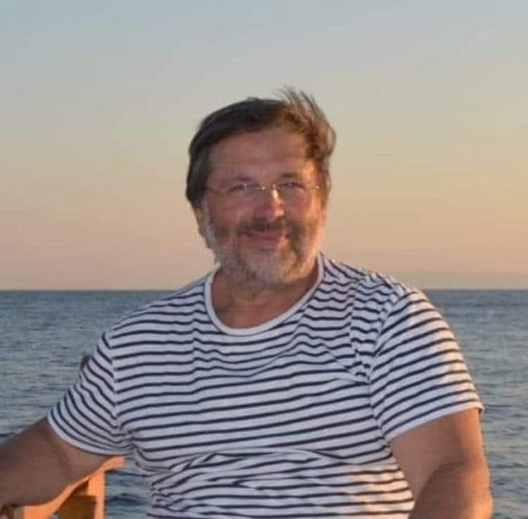 Ο Μιχάλης Τζανουλίνος κοντά στη θάλασσα.